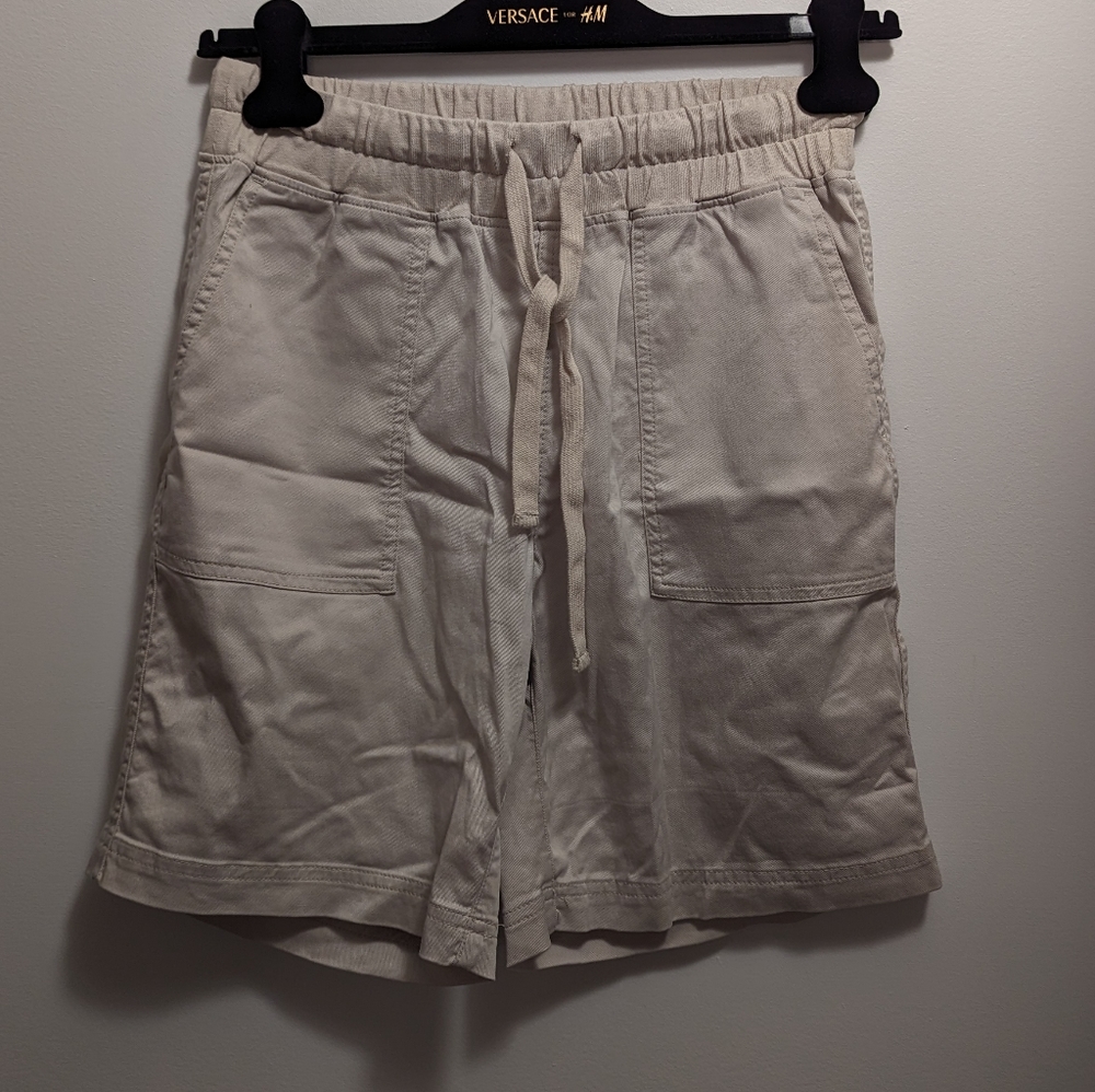 4 /$25 Roots Hiking Cargo Beige Stretch Shorts